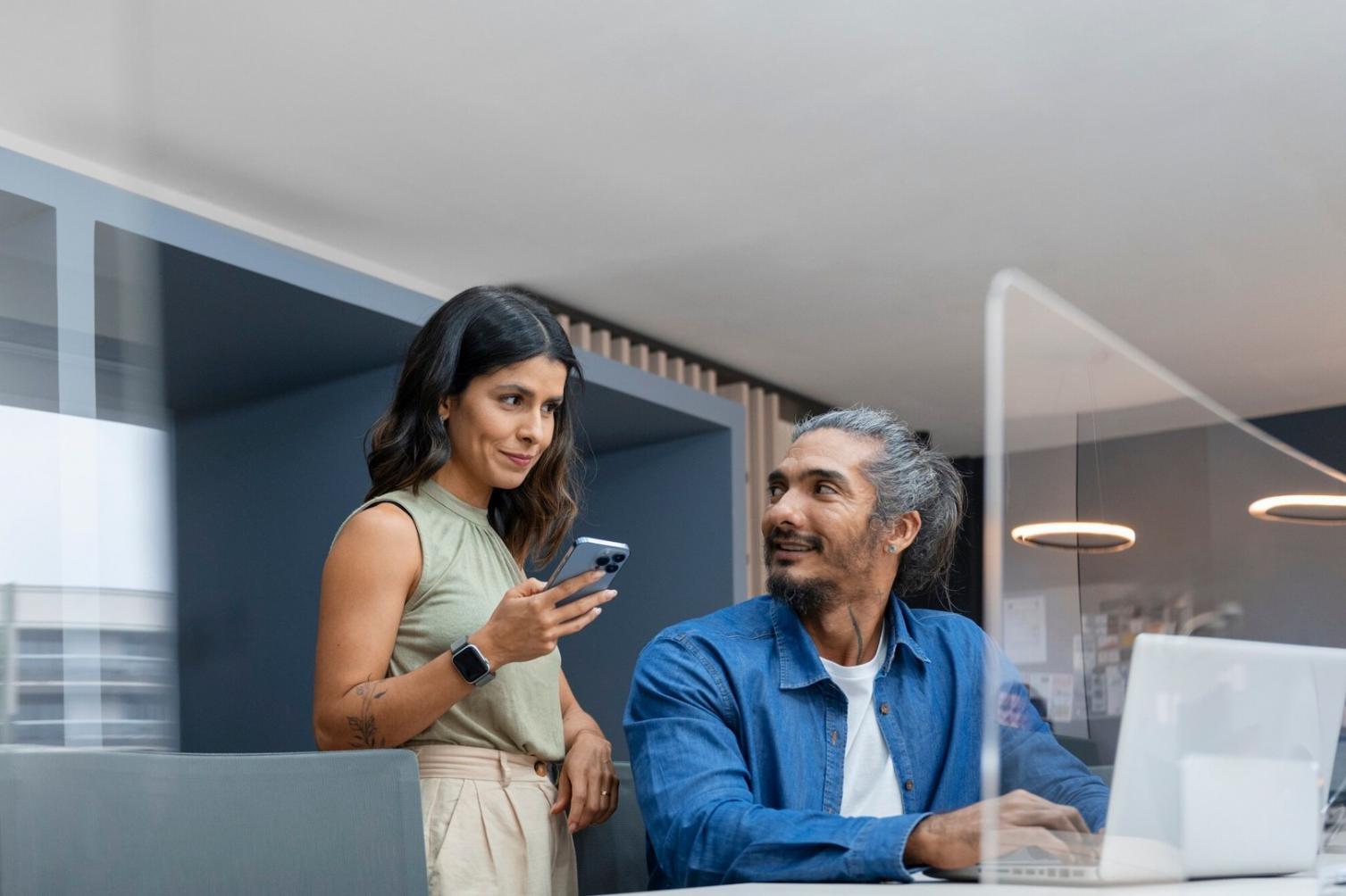 Detaillierte Finanzcharts und Analysewerkzeuge auf mehreren Bildschirmen