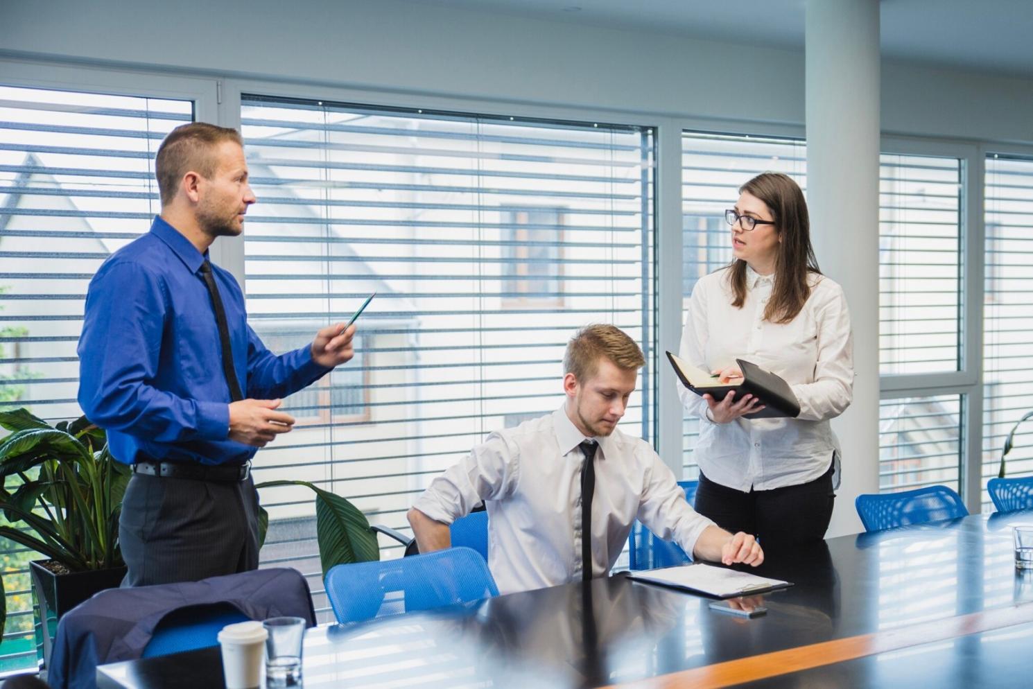 Finanzanalyst arbeitet mit Marktdaten und Diagrammen an modernem Arbeitsplatz