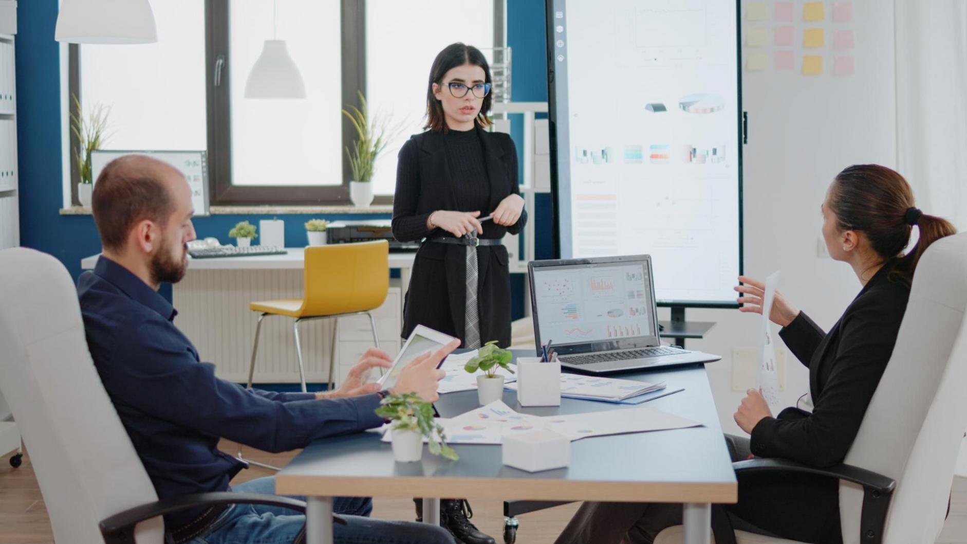 Gruppenarbeit und Diskussion in modernem Schulungsraum für Finanzanalyse