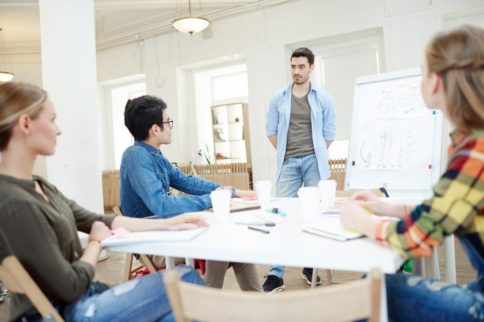 Finanzanalyst arbeitet mit Marktdaten und Diagrammen